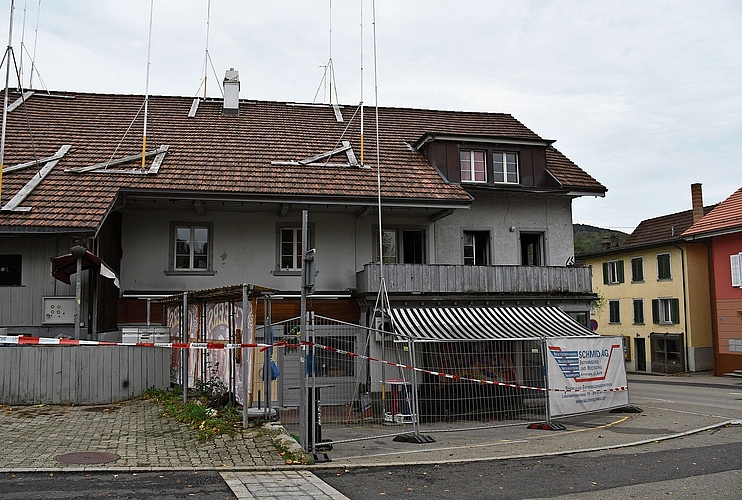 Die Liegenschaft an der Zürichstrasse in Affoltern gilt seit dem Brand am vergangenen Samstagmorgen als einsturz-gefährdet. Das Areal wurde deshalb polizeilich abgesperrt. (Bild Livia Häberling) Die Liegenschaft an der Zürichstrasse in Affoltern gilt seit dem Brand am vergangenen Samstagmorgen als einsturz-gefährdet. Das Areal wurde deshalb polizeilich abgesperrt. (Bild Livia Häberling)