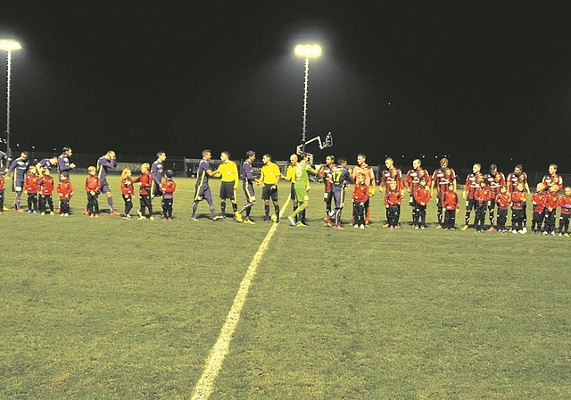 Die Teams begrüssen sich vor Spielbeginn, flankiert von WB-Junioren. (Bilder Kaspar Köchli)
