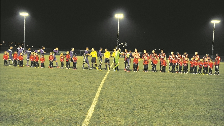Die Teams begrüssen sich vor Spielbeginn, flankiert von WB-Junioren. (Bilder Kaspar Köchli)
