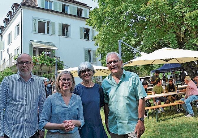Am Lilienberg-Fest, von links: Zentrumsleiter Micha Portmann, AOZ-Leiterin Lucie Rehsche, AOZ-Präsidentin Regula Ruflin und Felix Fürer, Stadtrat Affoltern.