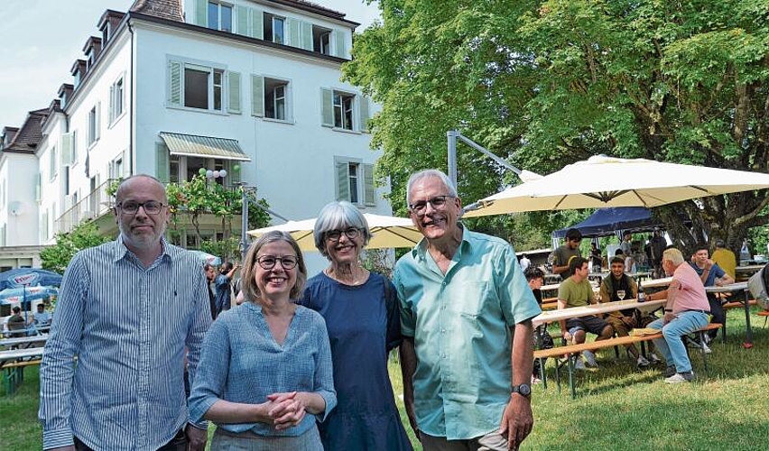 Am Lilienberg-Fest, von links: Zentrumsleiter Micha Portmann, AOZ-Leiterin Lucie Rehsche, AOZ-Präsidentin Regula Ruflin und Felix Fürer, Stadtrat Affoltern.