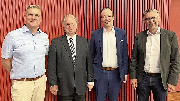 Am Frühlingsanlass im Kasinosaal (von links): Martin Fröhli (Präsident HEV Albis), Jean-Luc Cornaz, Michel Fleury und Matthias Bär (Vorstand HEV Albis). (Bild Marianne Voss)