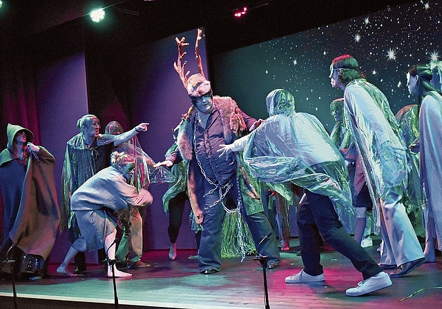 Elvis (Patrick Honegger) wird beim Steinkreis von wütenden Elfen entlarvt. (Bilder Marianne Voss)