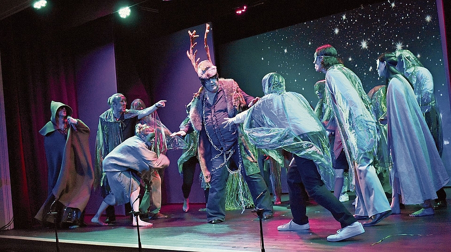 Elvis (Patrick Honegger) wird beim Steinkreis von wütenden Elfen entlarvt. (Bilder Marianne Voss)