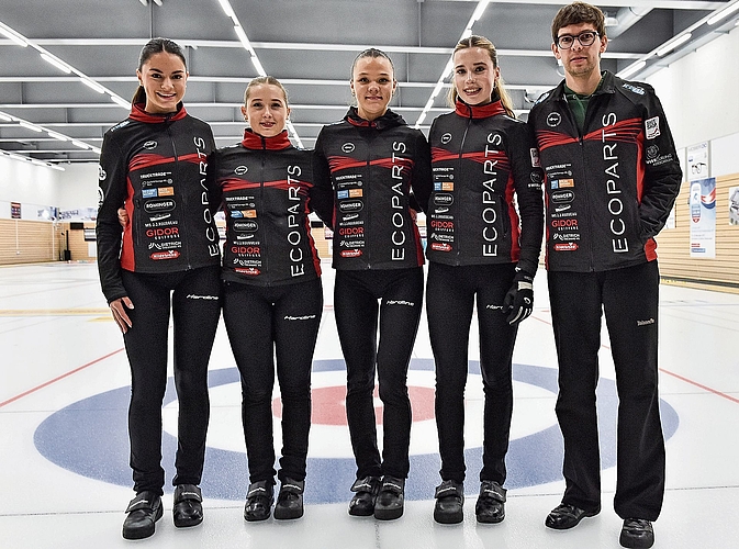 Seit sieben Jahren spielt Ladina Ramstein im Team Limmattal-Wetzikon (von links): Ladina Ramstein, Aniko Skezely, Jana Soltermann, Zoe Schwaller (Skip) und Trainer Marcel Wettstein. (Bild Urs Siegwart)