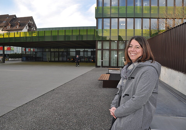 Wird wohl neue Stadträtin in Affoltern: Claudia Ledermann vor dem Stadthaus. Sie wird der GLP beitreten. (Bild Werner Schneiter)