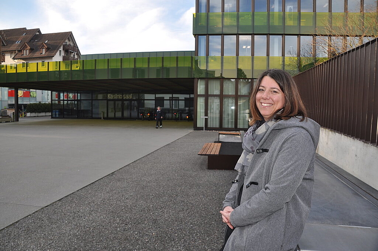 Wird wohl neue Stadträtin in Affoltern: Claudia Ledermann vor dem Stadthaus. Sie wird der GLP beitreten. (Bild Werner Schneiter)
