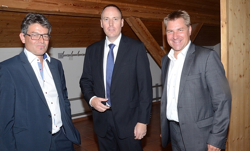 SVP-Prominenz in Kappel, von links: Kantonsrat Martin Haab, Markus Hürlimann, Präsident SVP-Zug, Toni Brunner, Präsident SVP-Schweiz. (Bilder Martin Mullis)Diener des Volkes: «Oberkellner» Toni Bortoluzzi in Aktion.