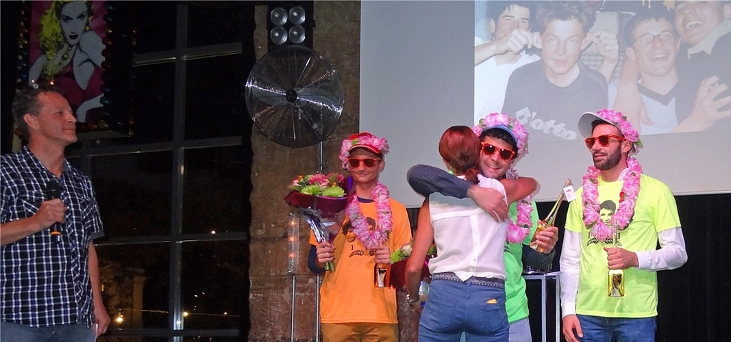 Siegerpodest mit den Gratulanten Sonny Schönbächler und Conny Kissling. (Bilder zvg.)Ja, sie will! Antrag auf der Bühne.Renato Ulrich, Andreas Isoz und Thomas Lambert (v.l.) empfangen ihre Gäste.Die Verbandspräsidenten Urs Lehmann und Helmut Schulz mit Thomas Lambert.