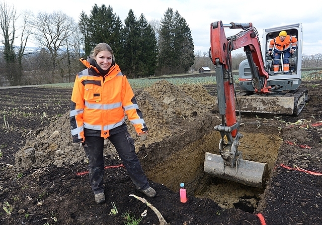 Nadja Oertle, die letzte Woche die Sondierung zwischen Ottenbach und der Reuss durchgeführt hat, zeigt auf die Markierung, mit deren Hilfe die Koordinaten des Sondierschnittes exakt festgelegt werden. (Bild Bernhard Schneider)
