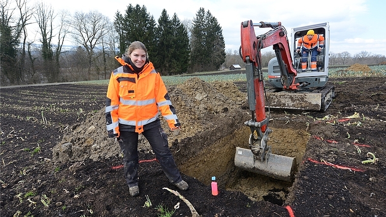Nadja Oertle, die letzte Woche die Sondierung zwischen Ottenbach und der Reuss durchgeführt hat, zeigt auf die Markierung, mit deren Hilfe die Koordinaten des Sondierschnittes exakt festgelegt werden. (Bild Bernhard Schneider)