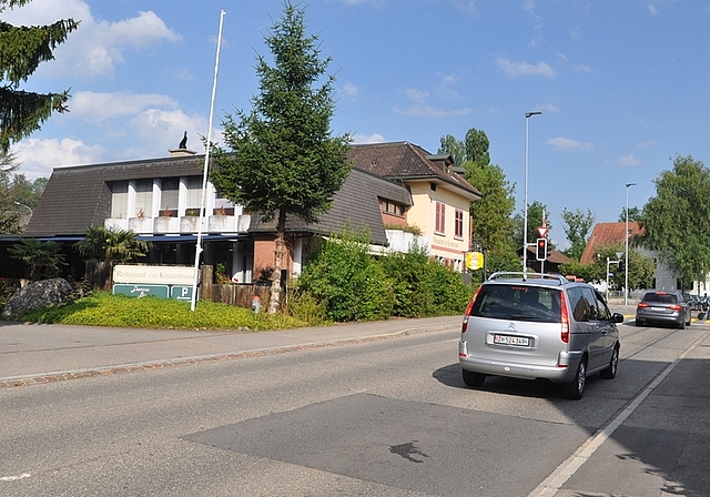 Im überarbeiteten Gestaltungsplan ist die Einfahrt ins Postareal von der Ottenbacherstrasse her vorgesehen – so, wie heute der Parkplatz des Restaurants Kreuzstrasse erschlossen ist. <em>(Bild Werner Schneiter)</em>