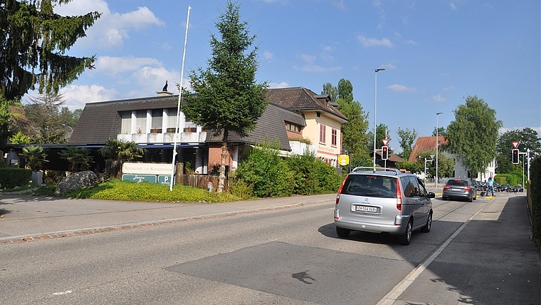 Im überarbeiteten Gestaltungsplan ist die Einfahrt ins Postareal von der Ottenbacherstrasse her vorgesehen – so, wie heute der Parkplatz des Restaurants Kreuzstrasse erschlossen ist. <em>(Bild Werner Schneiter)</em>