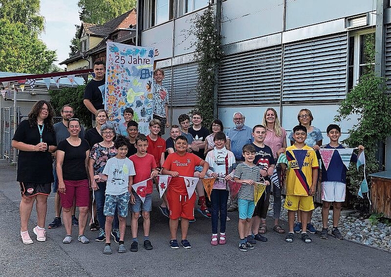 Gut drauf – Schülerschaft und einige Lehr- und Betreuungspersonen posieren vor dem Schulgebäude der «Birke». (Bild sts)