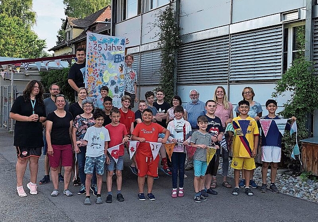 Gut drauf – Schülerschaft und einige Lehr- und Betreuungspersonen posieren vor dem Schulgebäude der «Birke». (Bild sts)