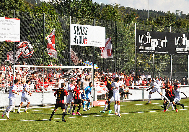 Der FC Wettswil-Bonstetten sorgt nach einem Eckball im Winterthurer Strafraum für Gefahr.