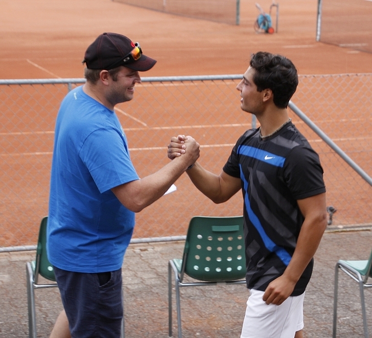 Shakehand: Turnierpräsident Frederick Marek (links) und Umberto Setter, Sieger N4-R2.