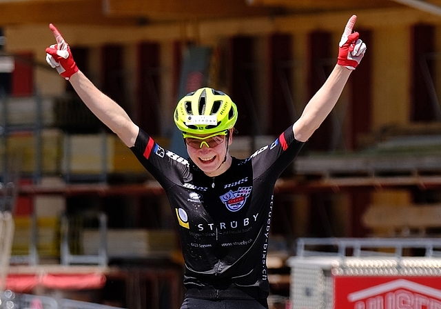 Die Hauptikerin Jacqueline Schneebeli freut sich in Gränichen über den Gewinn des zweiten Schweizer Cross-Country-Meistertitels bei den Juniorinnen. <em>(Bild Martin Platter)</em>