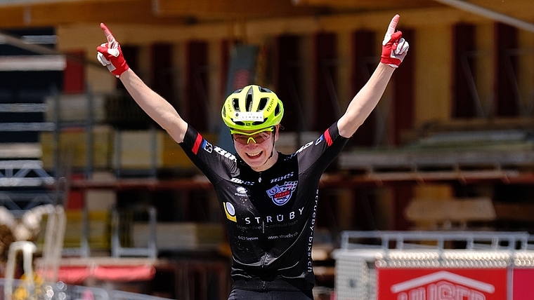 Die Hauptikerin Jacqueline Schneebeli freut sich in Gränichen über den Gewinn des zweiten Schweizer Cross-Country-Meistertitels bei den Juniorinnen. <em>(Bild Martin Platter)</em>