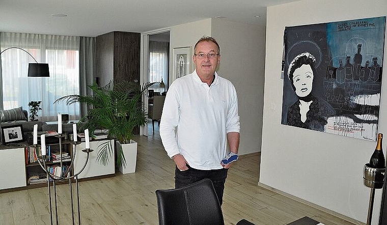 Schreibt in der Fussball-Zwangspause Texte für ein Buchprojekt von Beat Schlatter: Manager Fredy Bickel in seinem Haus in Mettmenstetten neben einem Bild der Sängerin Edith Piaf, die er bewundert. (Bild Werner Schneiter)