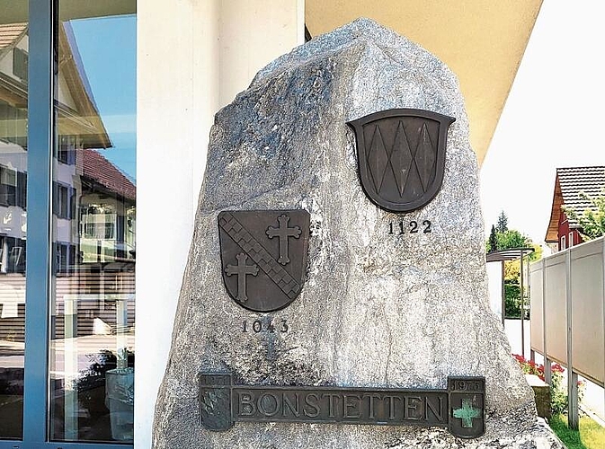 Der Granitblock als Zeichen einer Freundschaft über Landesgrenzen: Die beiden Wappen mit dem Jahr der ersten überlieferten Nennungen des Dorfnamens.