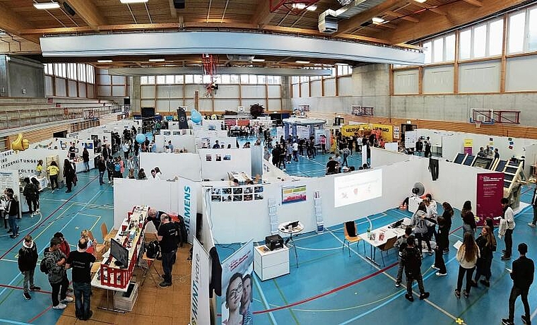 Seit 2011 ist die Bonstetter Dreifachhalle Schachen fixer Austragungsort der Ämtler Berufsmesse. (Archivbild)