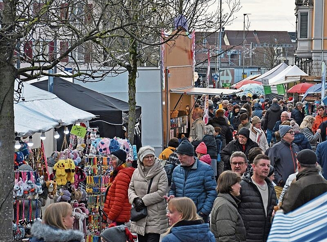 Volle Gassen am Sonntagnachmittag entlang der Marktstände.