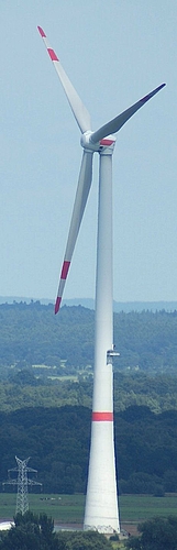 Die Gesamthöhe der Windenergieanlagen setzt sich aus der Turmhöhe und der Rotorblattlänge zusammen. Als Nabenhöhe bezeichnet man die Höhe der Rotornabe, um die sich der Rotor dreht. Die Gesamthöhe der Windenergieanlagen setzt sich aus der Turmhöhe und der Rotorblattlänge zusammen. Als Nabenhöhe bezeichnet man die Höhe der Rotornabe, um die sich der Rotor dreht.