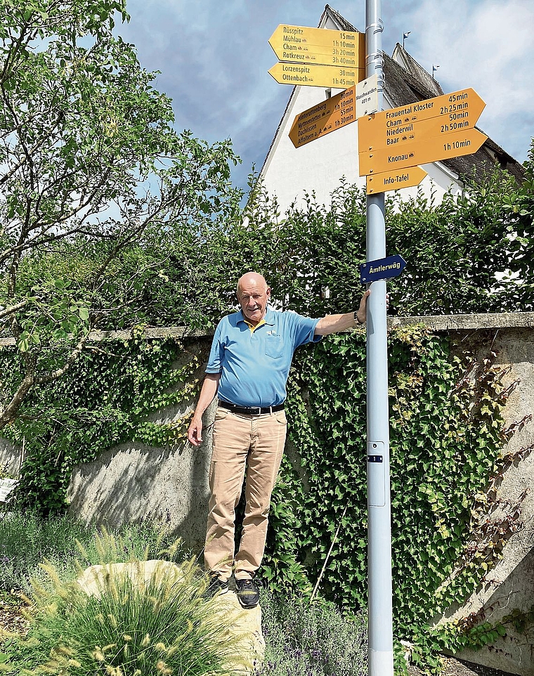 Urs Fülscher mit einem «seiner» Wanderwegweiser, hier in Maschwanden. (Bild Marianne Voss)