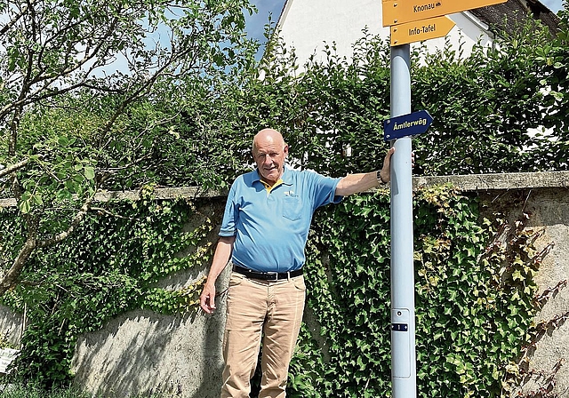 Urs Fülscher mit einem «seiner» Wanderwegweiser, hier in Maschwanden.  (Bild Marianne Voss)