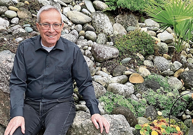 Vilmar Krähenbühl geniesst das schöne Plätzchen im Hang neben der Terrasse. (Bild Marianne Voss)