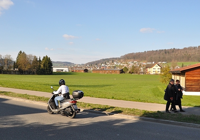 Idealer Standort für eine Kantonsschule: die Wiese neben dem Oberstufen-schulhaus Ennetgraben in Affoltern. (Archivbild)