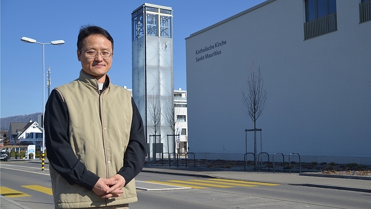 Als Sohn eines Nordkoreaners und einer Südkoreanerin ist Antonio Lee in der 10-Millionen-Stadt Seoul aufgewachsen. Seit einem halben Jahr ist er Pfarrer der katholischen Pfarrei Sankt Mauritius im Unteramt. <em>(Bild Thomas Stöckli)</em>