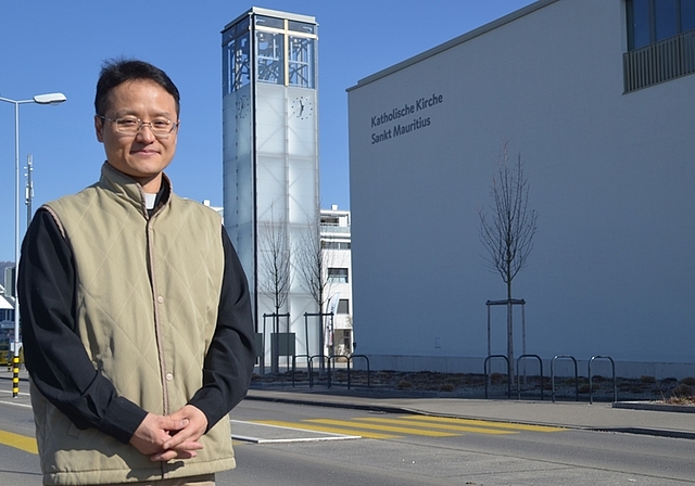 Als Sohn eines Nordkoreaners und einer Südkoreanerin ist Antonio Lee in der 10-Millionen-Stadt Seoul aufgewachsen. Seit einem halben Jahr ist er Pfarrer der katholischen Pfarrei Sankt Mauritius im Unteramt. <em>(Bild Thomas Stöckli)</em>