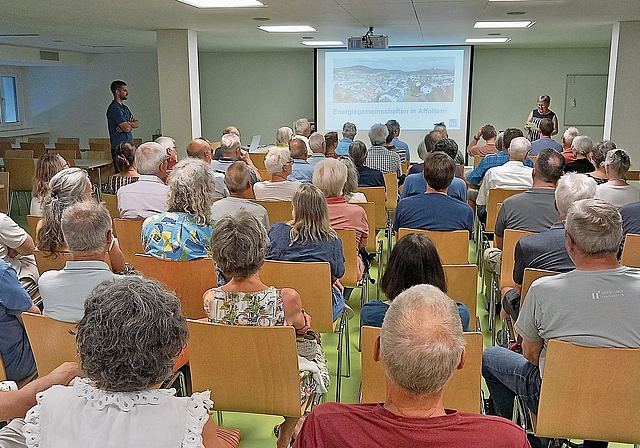 Trotz warmem Wetter kamen zahlreiche Interessierte an die Infoveranstaltung im MZG-Saal an der Büelstrasse. (Bild mwe)