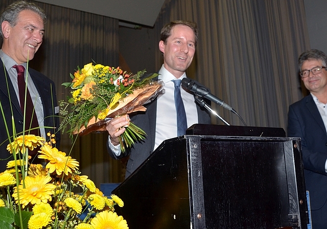SVP-Prominenz in Kappel. Nationalrat Thomas Aeschi, flankiert von Bezirkspräsident Hans Finsler (links) und Kantonsrat Martin Haab. (Bild Martin Mullis)
