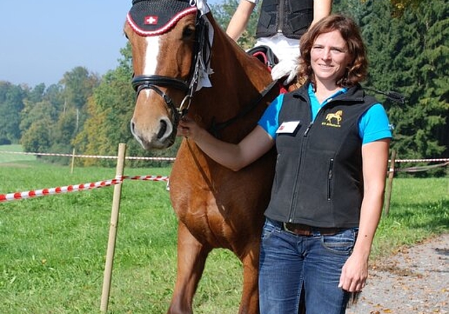 Stolze Siegerin des Greeny-Cups: Die 14-jährige Saskia Aeschlimann auf Pferd Brandy und OK-Präsidentin Brigitte Sennhauser. (Bild Martin Mullis)
