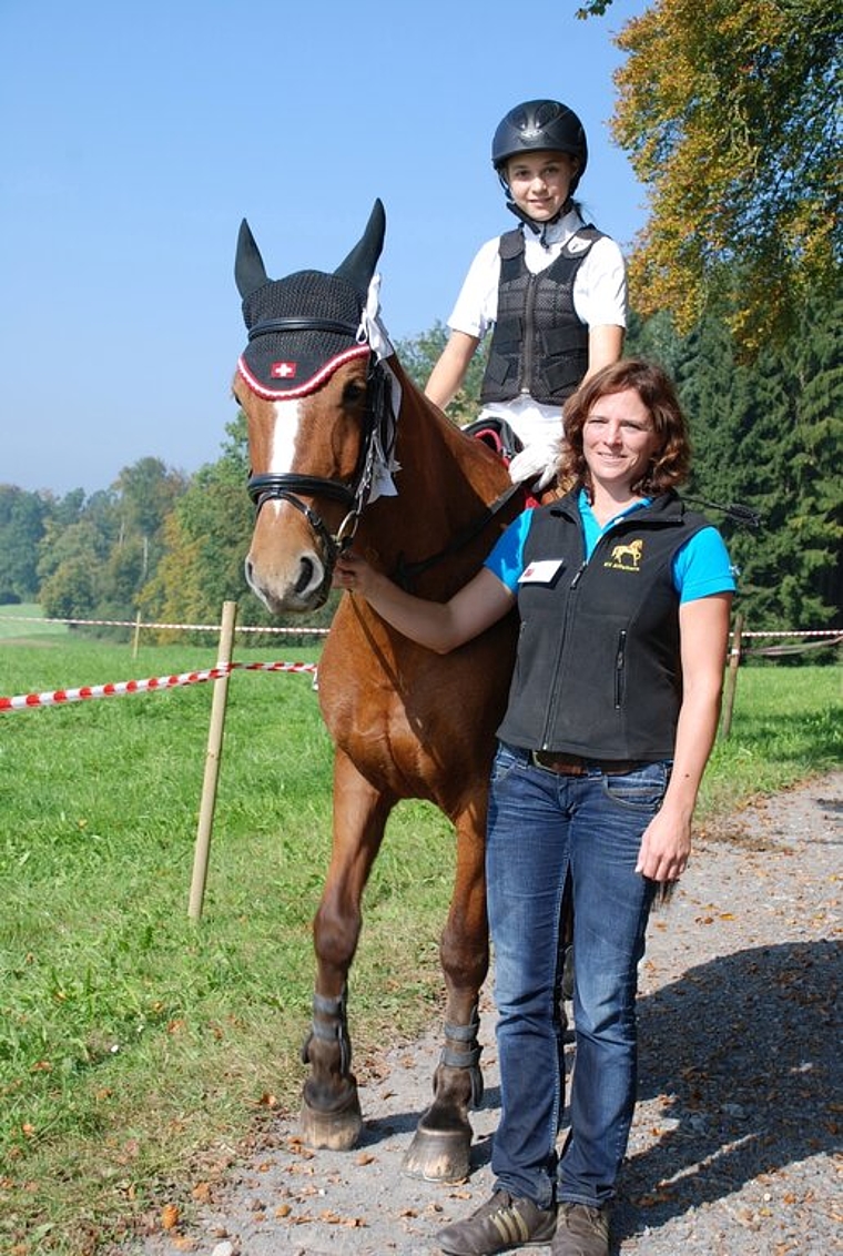 Stolze Siegerin des Greeny-Cups: Die 14-jährige Saskia Aeschlimann auf Pferd Brandy und OK-Präsidentin Brigitte Sennhauser. (Bild Martin Mullis)
