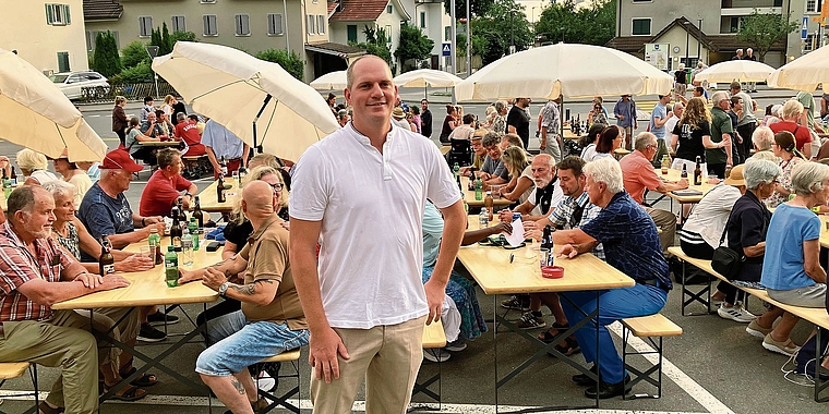 Gemeindepräsident Sven Kammer vor den voll besetzten Festtischen auf dem Löwenplatz. (Bild Marianne Voss)