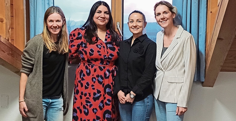 Sie sind für den kleinen Amir da (von links): Petra Marsico, Physiotherapeutin, Kinder-Reha Schweiz; Pamela Painda, Mutter von Amir; Tatjana Jurkic von Debra Schweiz und Marisa Steiner, Geschäftsführung Familienspitex. (Bild Regula Zellweger)