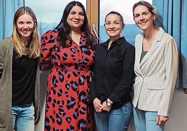 Sie sind für den kleinen Amir da (von links): Petra Marsico, Physiotherapeutin, Kinder-Reha Schweiz; Pamela Painda, Mutter von Amir; Tatjana Jurkic von Debra Schweiz und Marisa Steiner, Geschäftsführung Familienspitex. (Bild Regula Zellweger)