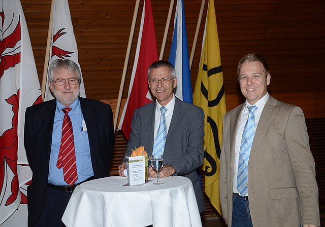 Stabübergabe am Frühlingstreff von Politik und Wirtschaft: GPV-Präsident Bertram Thurnherr (links) übergab das Zepter der Standortförderung von Charles Höhn (Mitte) an Marcel R. Streiff. (Bild mm)