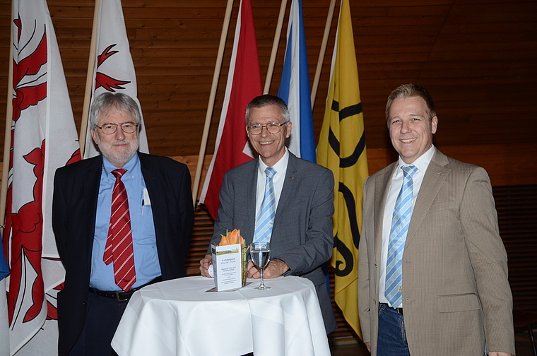 Stabübergabe am Frühlingstreff von Politik und Wirtschaft: GPV-Präsident Bertram Thurnherr (links) übergab das Zepter der Standortförderung von Charles Höhn (Mitte) an Marcel R. Streiff. (Bild mm)