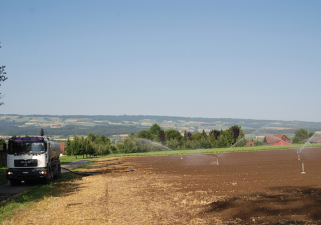 Wasser aus der Reuss mit dem Tankwagen für die Rüeblikulturen. (Bilder Martin Mullis)