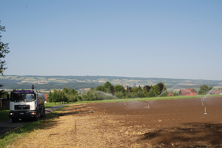 Wasser aus der Reuss mit dem Tankwagen für die Rüeblikulturen. (Bilder Martin Mullis)