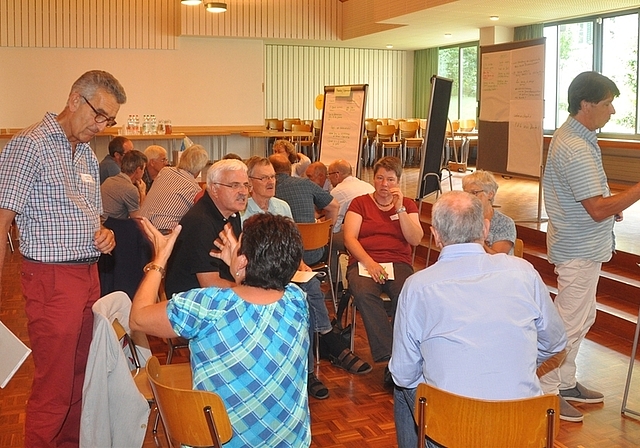 Teilnehmende des Resultat-Workshops scharten sich am Samstag im Bonstetter Gemeindesaal um Flipcharts und diskutierten ausgiebig – auf einem hohen Level, wie der externe Moderator Hanspeter Lienhart feststellte. (Bild Werner Schneiter)