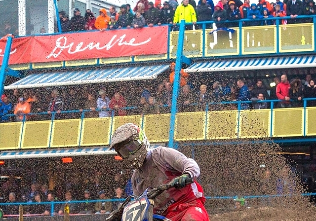 Cyrill Scheiwiller kämpft sich durch den Sand am Motocross der Nationen in Assen. <em>(Bild Eva Szabadfi)</em>