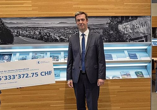 Gewinnausschüttung in der ZKB Affoltern. GPV-Präsidentin Gabriela Noser Fanger nimmt den symbolischen Check stellvertretend für die Ämtler Gemeinden entgegen von Martin Diethelm (rechts) und Daniel Zenklusen. (Bild Thomas Stöckli)