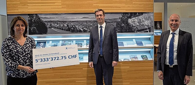Gewinnausschüttung in der ZKB Affoltern. GPV-Präsidentin Gabriela Noser Fanger nimmt den symbolischen Check stellvertretend für die Ämtler Gemeinden entgegen von Martin Diethelm (rechts) und Daniel Zenklusen. (Bild Thomas Stöckli)