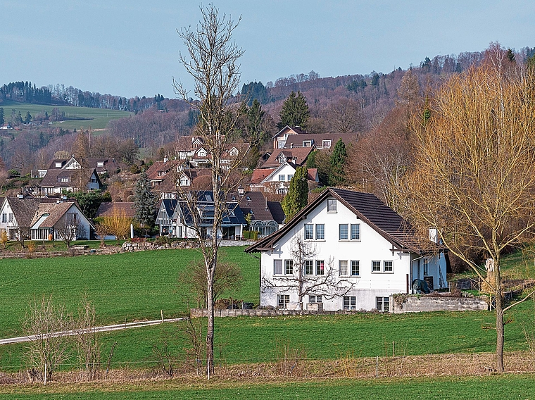 Liegenschaften in Ebertswil: Sollten hier dereinst Um- und Aufzonungen erlaubt werden, müssen Eigentümer ab einer bestimmten Parzellengrösse einen Mehrwertausgleich von 20 Prozent leisten – aber nicht 40 Prozent, wie an der Gemeindeversammlung m